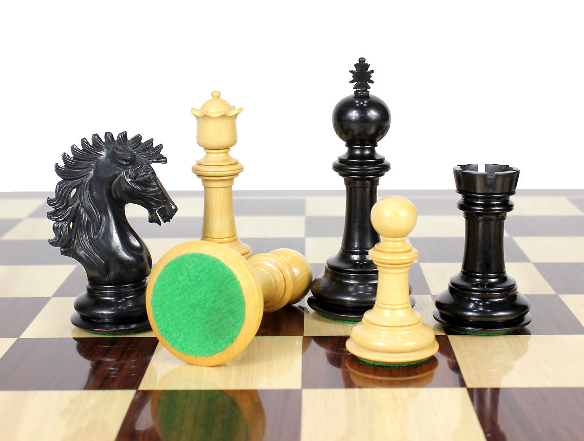 All chess pieces have felted bottom.